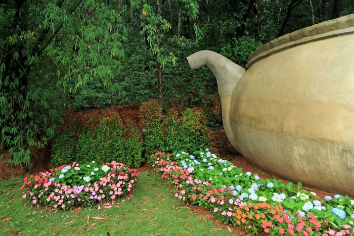 勐海县普洱茶公园的入口处，壶嘴指向的地下有一个土坑，案发时用来掩埋作案物品（张雷&nbsp;摄）