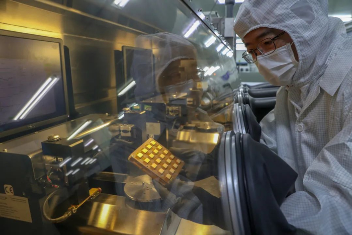 △吴剑旗院士在中国电科38所微波集成中心专心致志处理微波组件封装问题。