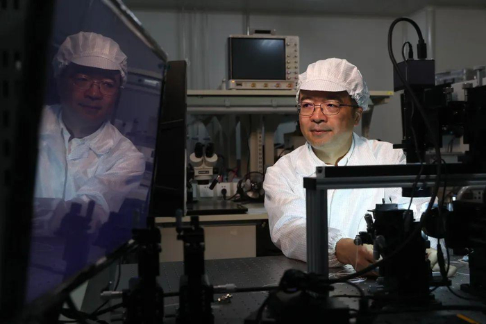 △矢志创新，吴剑旗院士坚守在中国电科38所科研工作第一线。