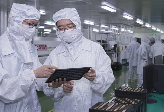 △吴剑旗院士在中国电科38所微波中心和科研人员商酌先进封装技术。