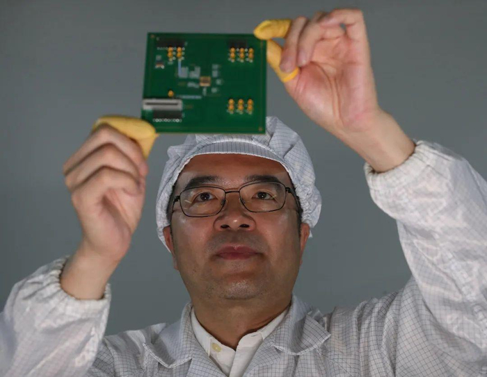 △吴剑旗院士在实验室聚焦难点疑点。