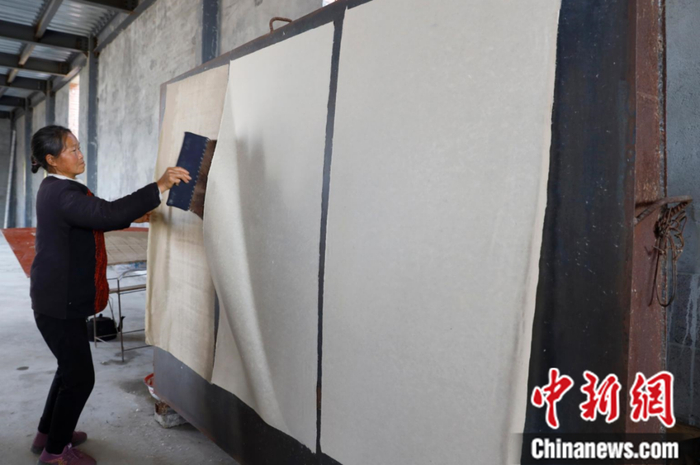 云南腾冲的村民展示古法造纸技艺。中新社记者 李嘉娴 摄