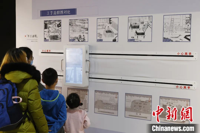 民众观看“中国手工造纸的技·艺”主题展览上的手工造纸工艺流程。中新社记者 韩海丹 摄