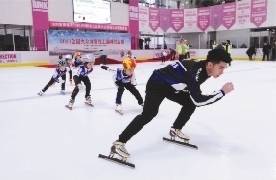         2021全国大众冰嬉线上趣味挑战赛沈阳赛场的情景。