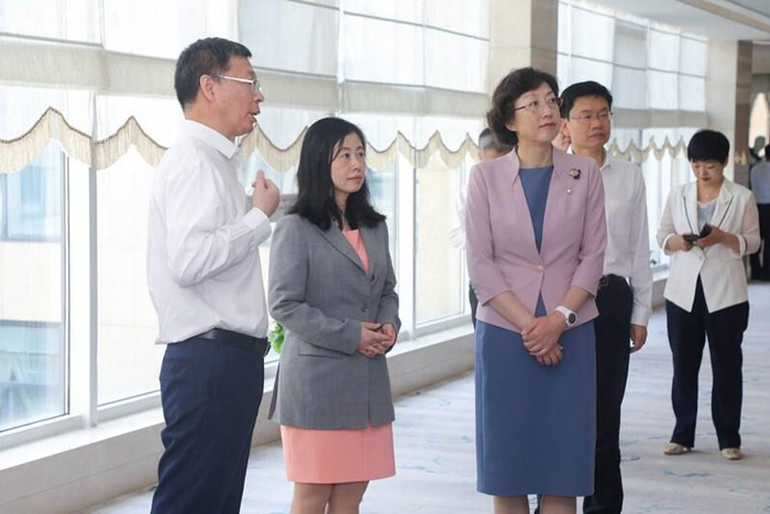 　　汪润怡总裁、宋宁华副总裁向张惠书记介绍采埃孚集团业务及日照项目