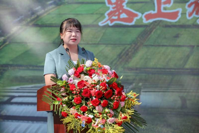 　　【青铜峡市黄河大峡谷旅游区优秀讲解员李丽在会上推介青铜峡乡村旅游产品及线路】
