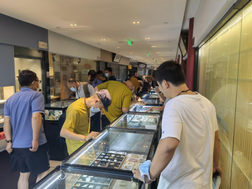 　　杭州第十二届收藏品交易会藏交会现场藏友与展商