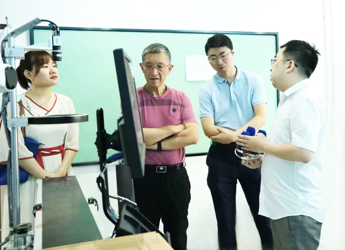 　　左2，美国医学院励建安院士