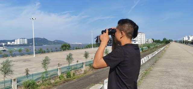 翟云川在长江边看景采风。图/九派新闻 马婕盈