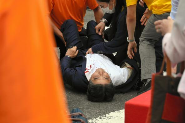 ▲安倍晋三中枪后倒地