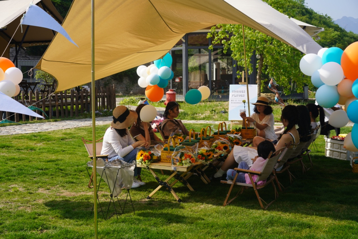 游客正在举行花艺活动。