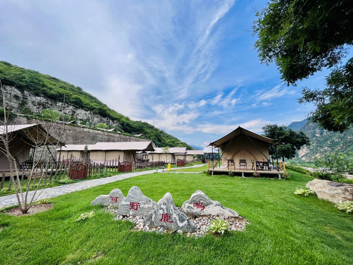 蓝天白云下的露营基地。