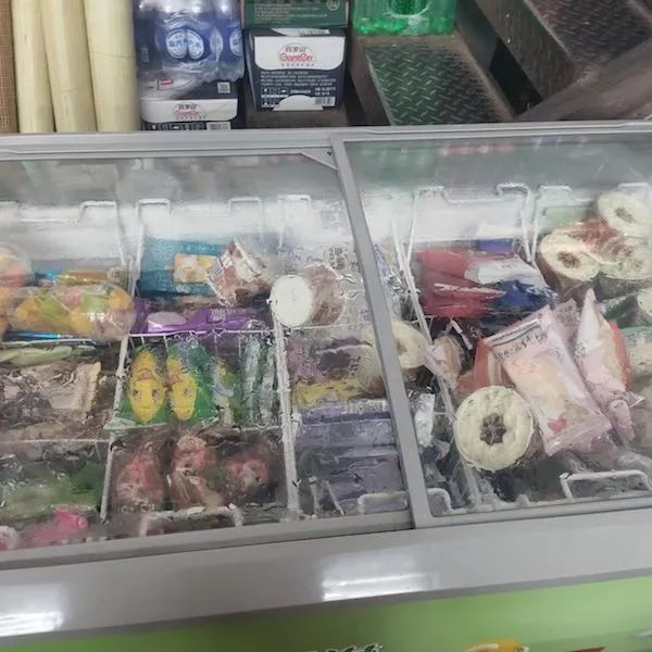 “好佳多超市”未标价格的冰柜和高低价摆放混乱的产品