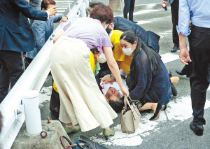　　图为7月8日，日本前首相安倍晋三躺在奈良街头。 新华社发