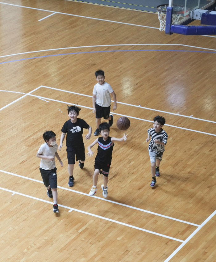 2022年7月1日，孩子们在上海东方体育中心打篮球。新华社记者 丁汀 摄