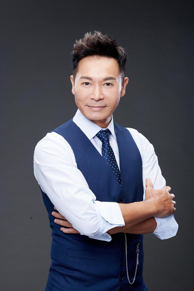 郭晋安认为，一部好作品就像一本好书，值得反复翻看。  受访者供图