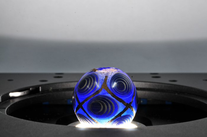 ▲激光拉曼光谱分析2000多年前战国时期的铅钡蜻蜓眼玻璃珠。