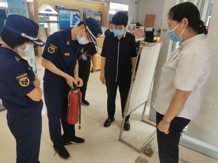 图为河北省廊坊市永清县消防救援大队队员深入商超查看灭火器材