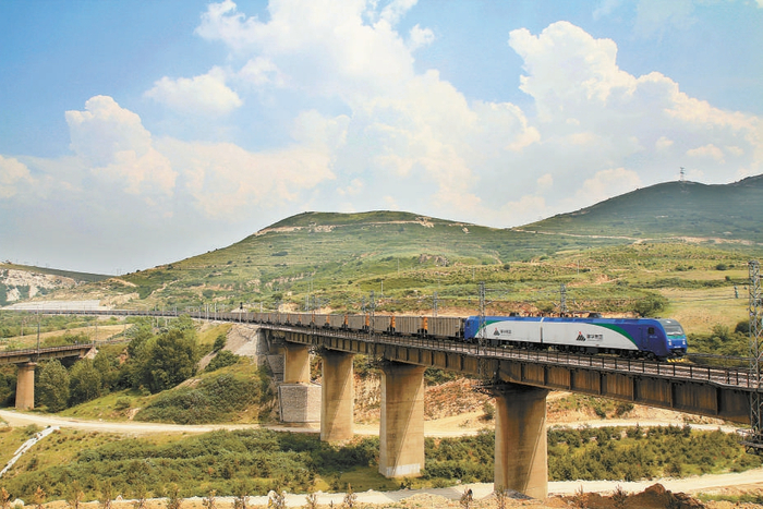 　　“神华号”8轴大功率电力机车安全平稳行驶在朔黄铁路线上。 马兴博摄