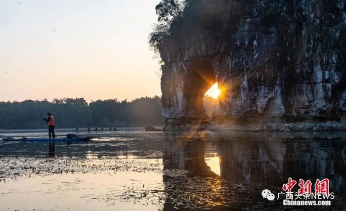 清晨的阳光照进桂林著名的城徽景观象山水月洞。唐梦宪 摄