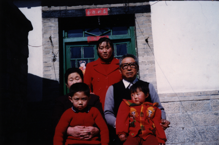 姥姥姥爷抱着我和表妹，后排站着表姐