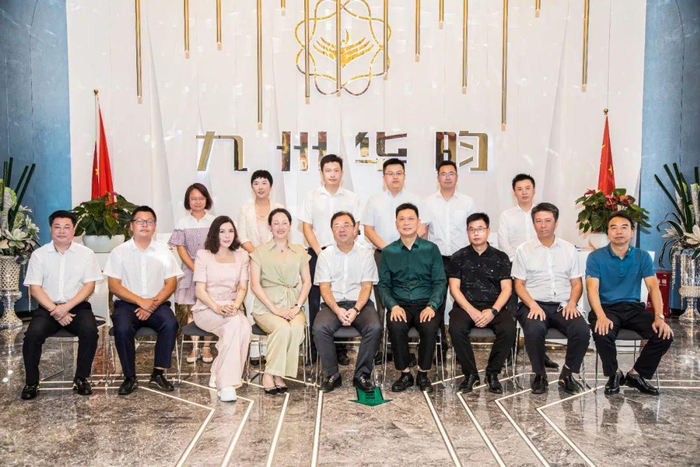　　考察团/中整协领导与九州华昀高管团队合影留念
