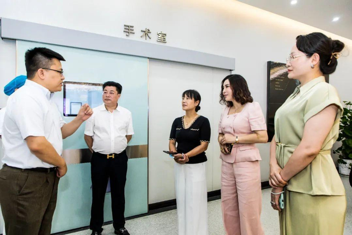 　　董事会成员向考察团介绍九州华昀手术安全与规范要求
