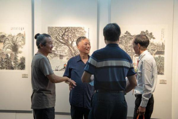 　　伍海成老师与来宾交流