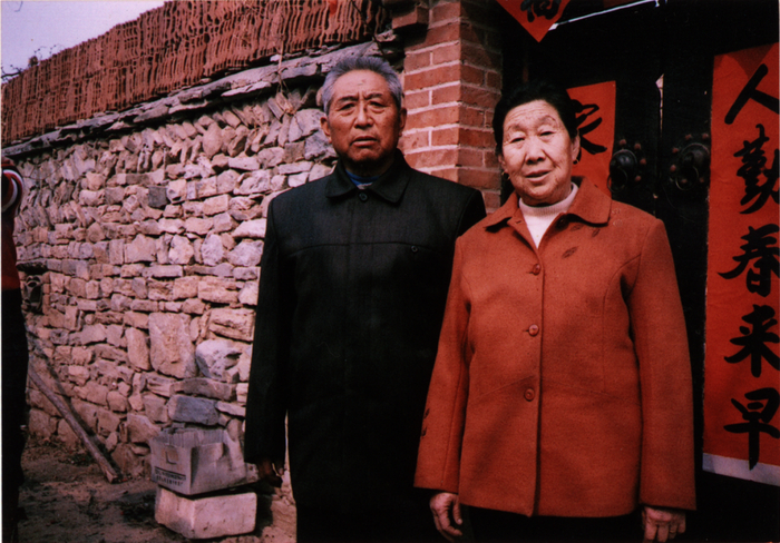 姥爷和姥姥在家门前的合影