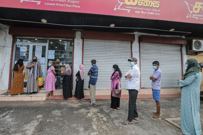 ↑2021年9月15日，斯里兰卡科伦坡，民众在国营零售店排队购买生活必需品