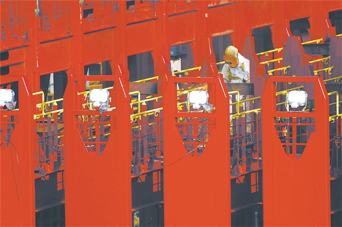 施工人员正在焊接“长益”号的绑扎桥。 张黎 摄