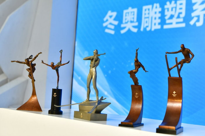 章华5款冬奥题材雕塑作品入选“北京2022冬奥会特许商品”。记者 唐建/摄