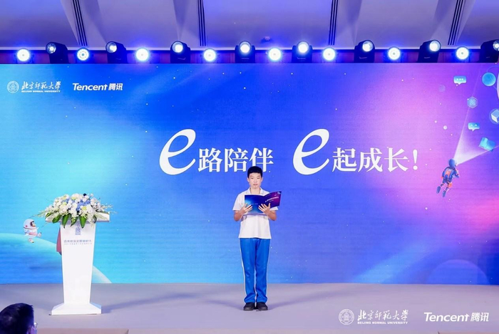 　　中学生代表发布首届青少年互联网大会宣言