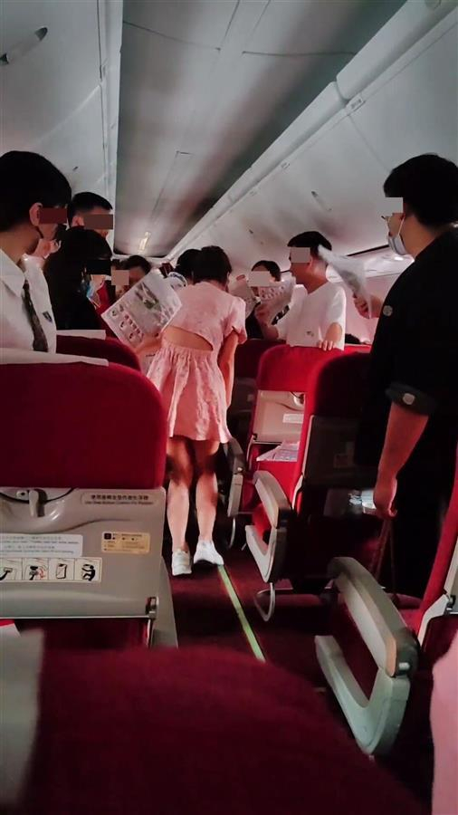 　　疑似有乘客因高温身体不适（网络视频截图）