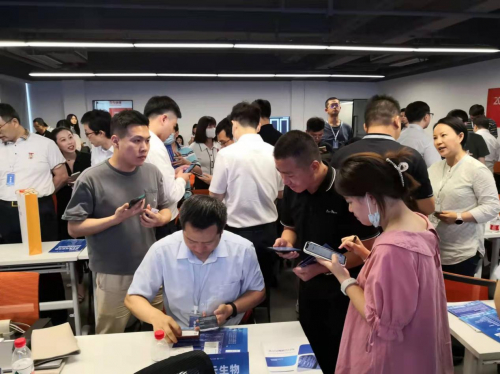 　　茶歇环节，现场项目对接火爆