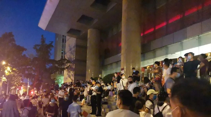 7月10日，聚集在中国人民银行郑州分行的储户（受访者供图）