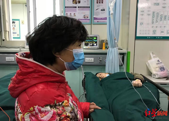 ↑杜新枝在姚策的病房中&nbsp;资料图