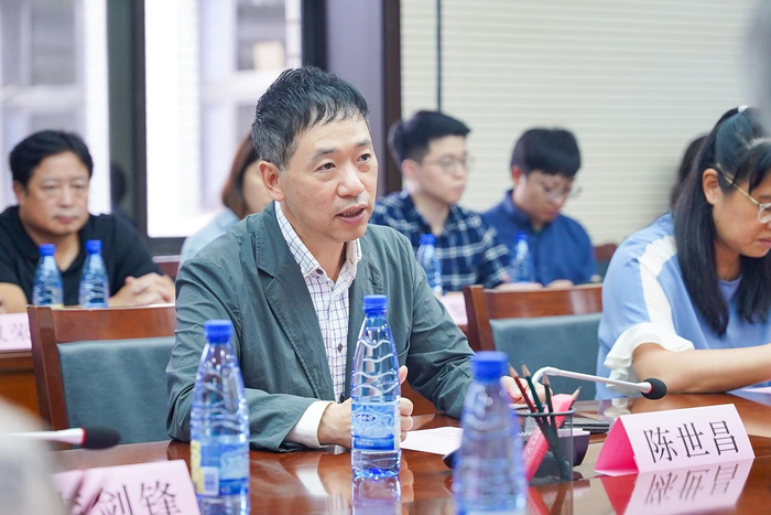 　　周大福珠宝集团董事总经理陈世昌出席签约仪式并讲话