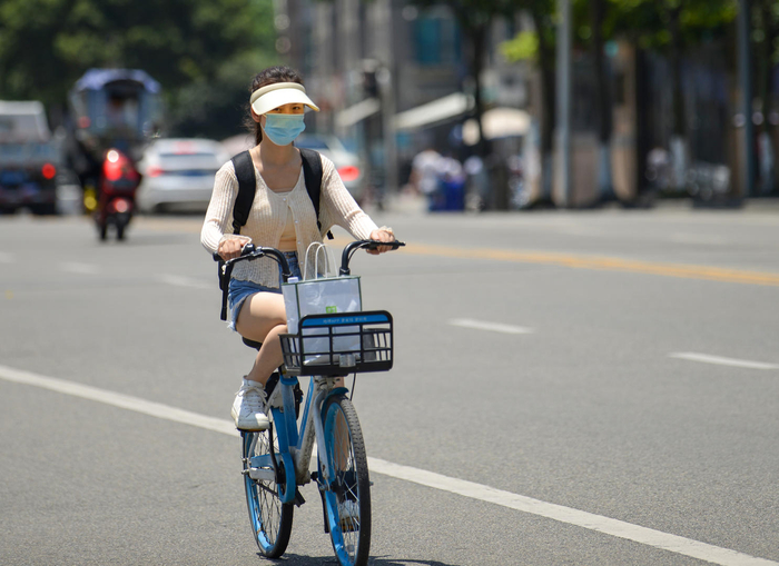 市民“全副武装”出行应对高温天气 图据IC photo