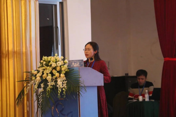 　　△ 徐正会主任作学术课题演讲