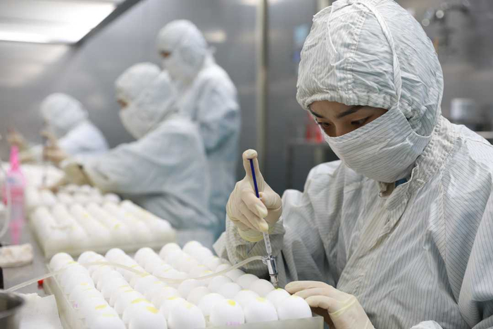 在瑞普（保定）生物药业有限公司1号活疫苗车间内，技术工人正在生产禽用疫苗。李沭星摄