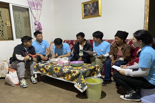 　　实践队员走访吉也好求家