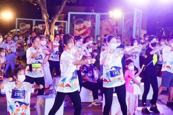 游客体验夜间娱乐项目。新华社记者 陈凯姿 摄