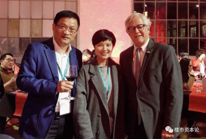 吴剑斌（左一）