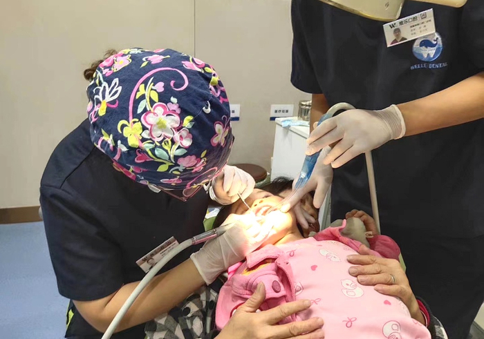 　　细心为小朋友看诊