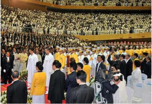 ▲“统一教”举行的“集体婚礼”