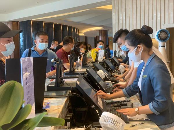 三亚亚特兰蒂斯酒店前台，游客排队办理入住手续。新华社记者 陈凯姿 摄