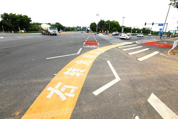 试点路口施划了醒目的“右转危险区域”标志，提醒驾驶人安全行驶。记者 唐建/摄