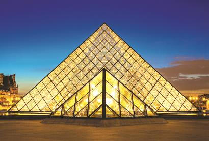 ▲玻璃建筑艺术的典范：法国巴黎卢浮宫玻璃金字塔。（图/视觉中国）