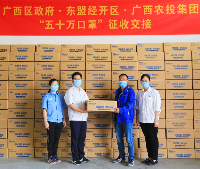 图为2020年初舒雅公司交付50万只口罩